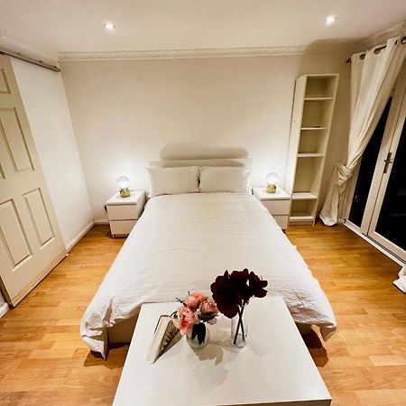 A Calm Stay Near Battersea Reach ロンドン エクステリア 写真