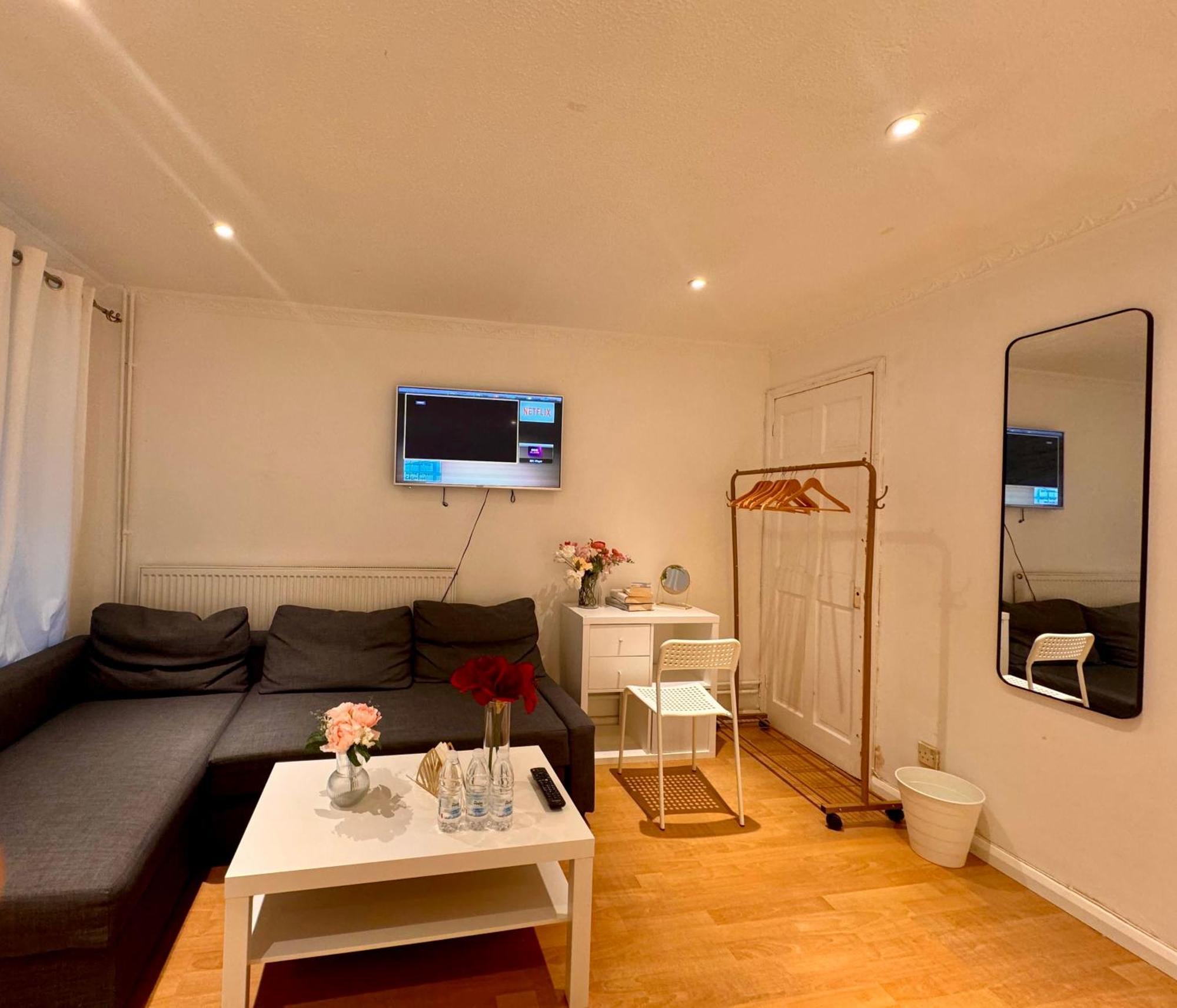 A Calm Stay Near Battersea Reach ロンドン エクステリア 写真